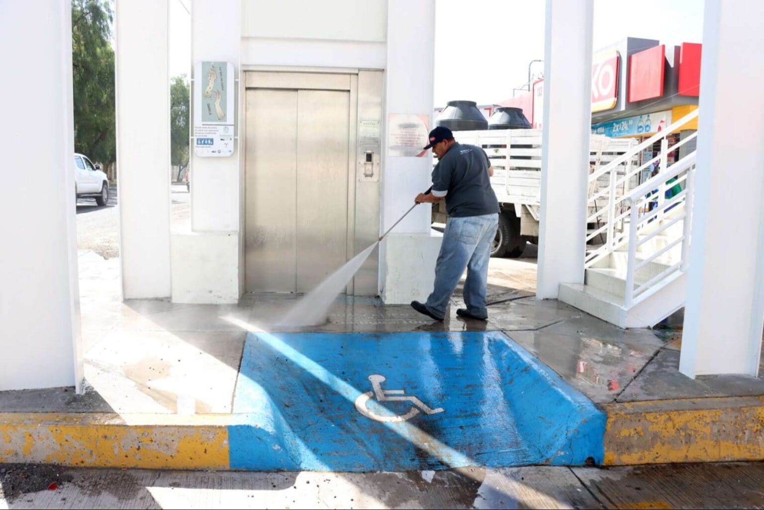 Refuerza Municipio operativo de lavado de puentes peatonales
