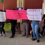 Padres de familia protestan en primaria por presunto abuso sexual