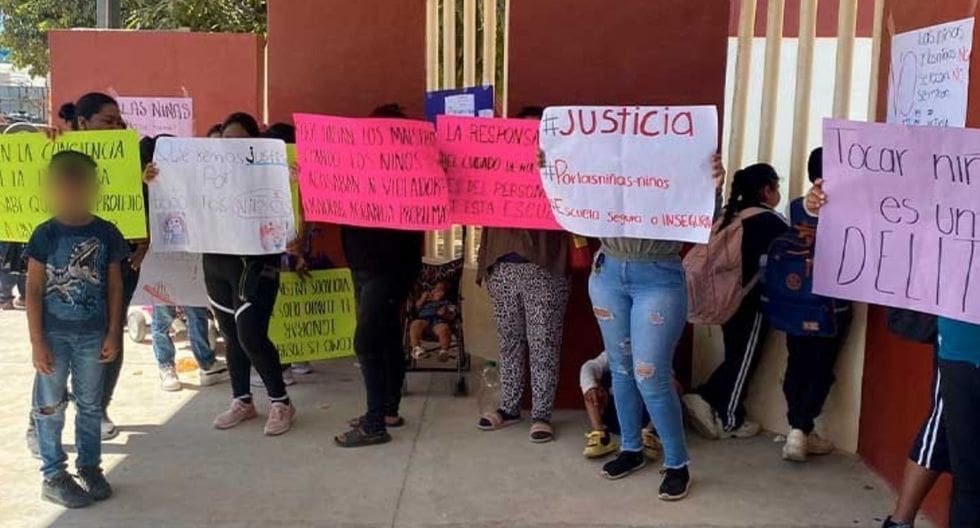 Padres de familia protestan en primaria por presunto abuso sexual