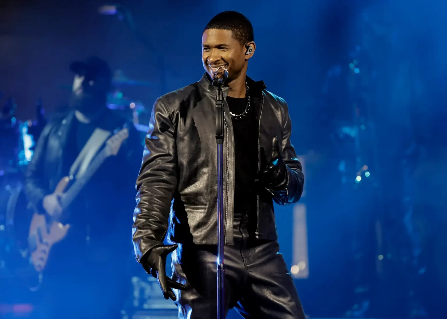 Usher en el medio tiempo del Super Bowl 2024