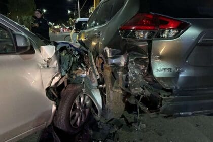 Un automóvil y una camioneta protagonizaron aparatoso choque en Pabellón de Arteaga