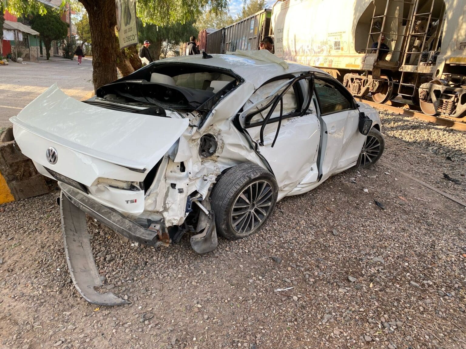 Tren embiste automóvil que intentó ganarle el paso en Pabellón