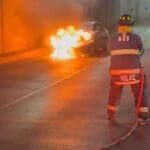 A una enfermera se le incendió su automóvil en el paso a desnivel de López Mateos