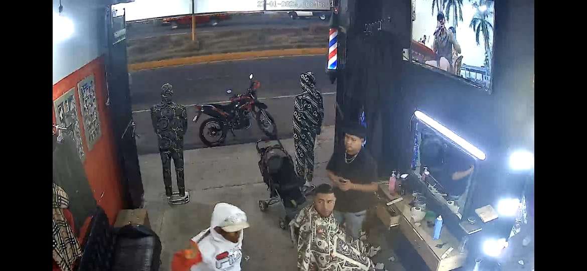 Violento sujeto atacó con un machete a dos personas dentro de una barbería