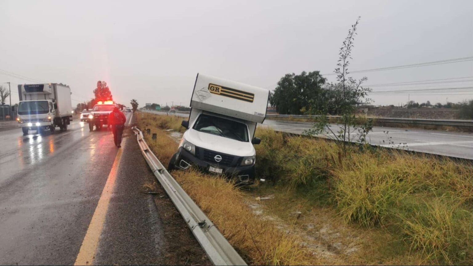 Veloz camioneta se estrelló contra la barrera de contención en la 45 norte en Pabellón de Arteaga