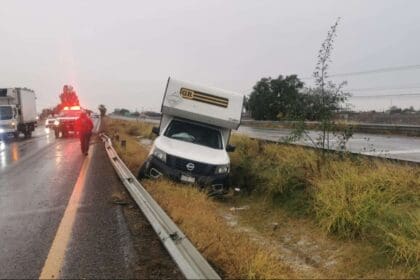 Veloz camioneta se estrelló contra la barrera de contención en la 45 norte en Pabellón de Arteaga