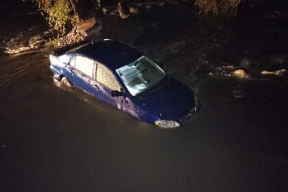 Automovilista quedó varado en el Río San Pedro y fue rescatado por los Bomberos Municipales