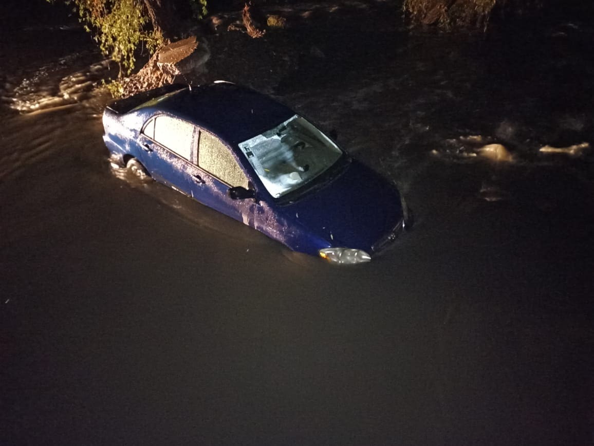 Automovilista quedó varado en el Río San Pedro y fue rescatado por los Bomberos Municipales