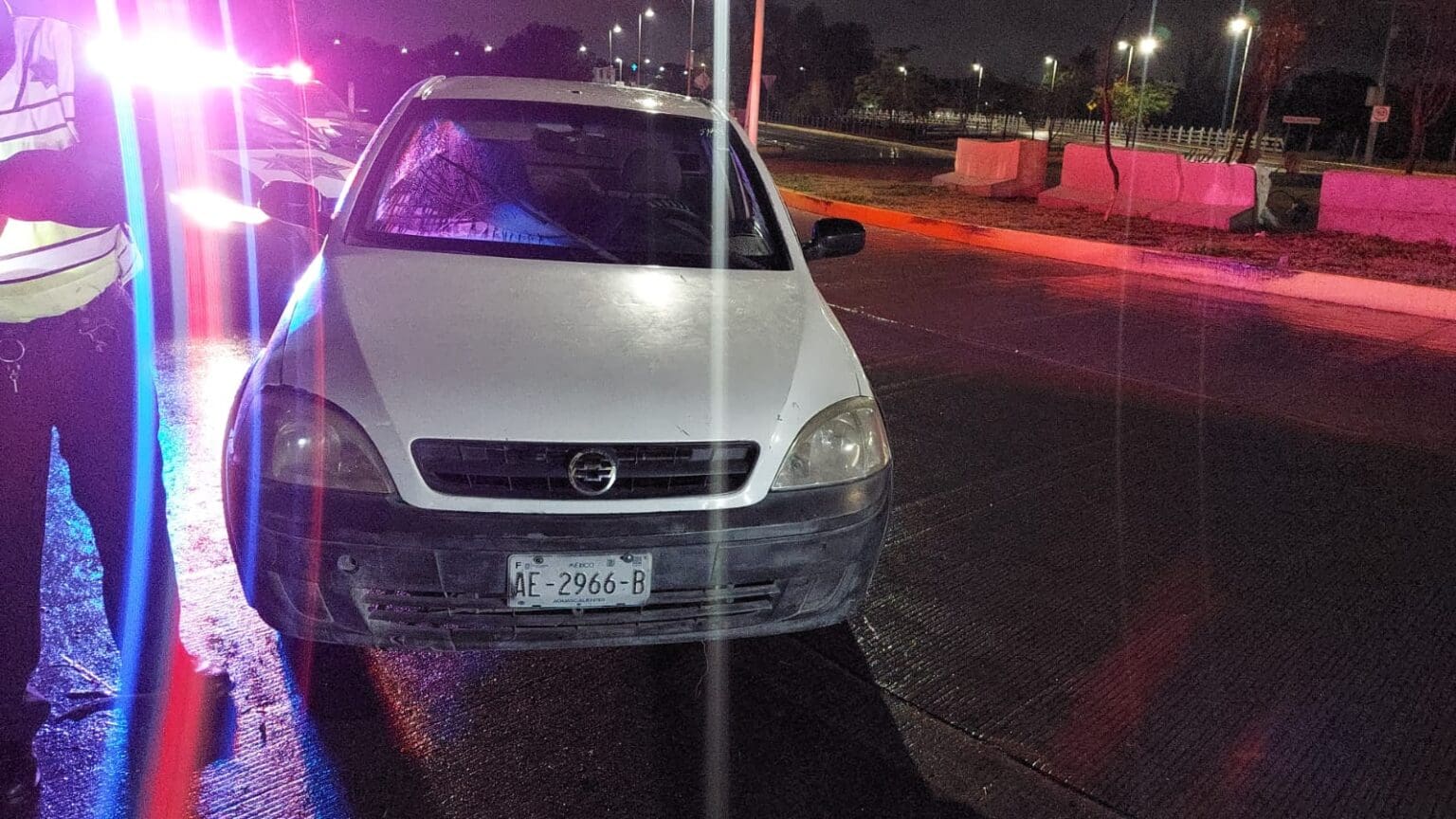 Ebrio treintañero se estrelló en su camioneta contra una glorieta en el fraccionamiento Cavalia