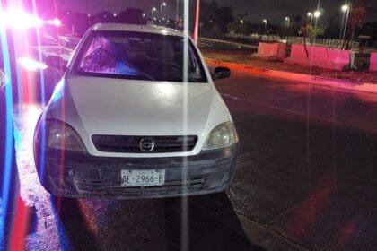 Ebrio treintañero se estrelló en su camioneta contra una glorieta en el fraccionamiento Cavalia