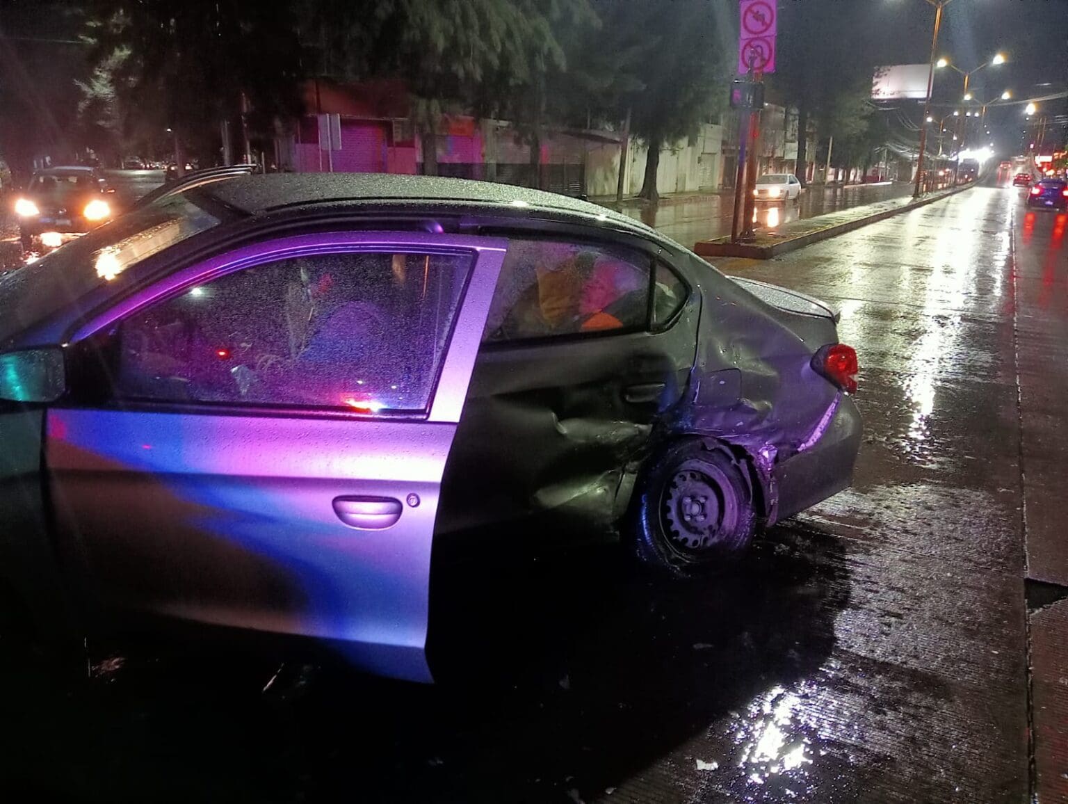 Dos lesionados tras choque entre una camioneta y un automóvil en Colonia del Trabajo