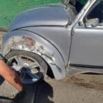 Vehículo Volkswagen recibe impacto y se vuelca