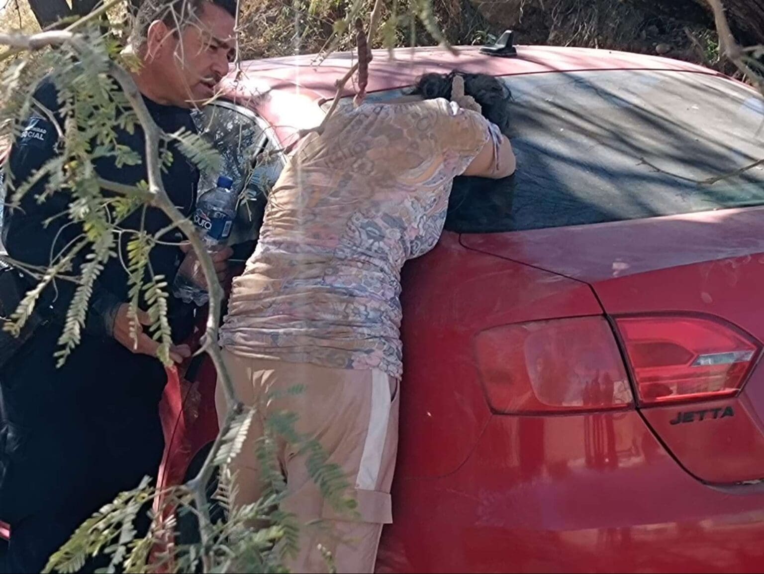 Arrojaron a una mujer de un auto en movimiento en una terracería en Bajío de las Palmas