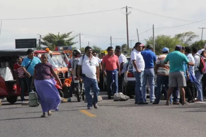 Sección 22 del SNTE bloquea carreteras en Oaxaca
