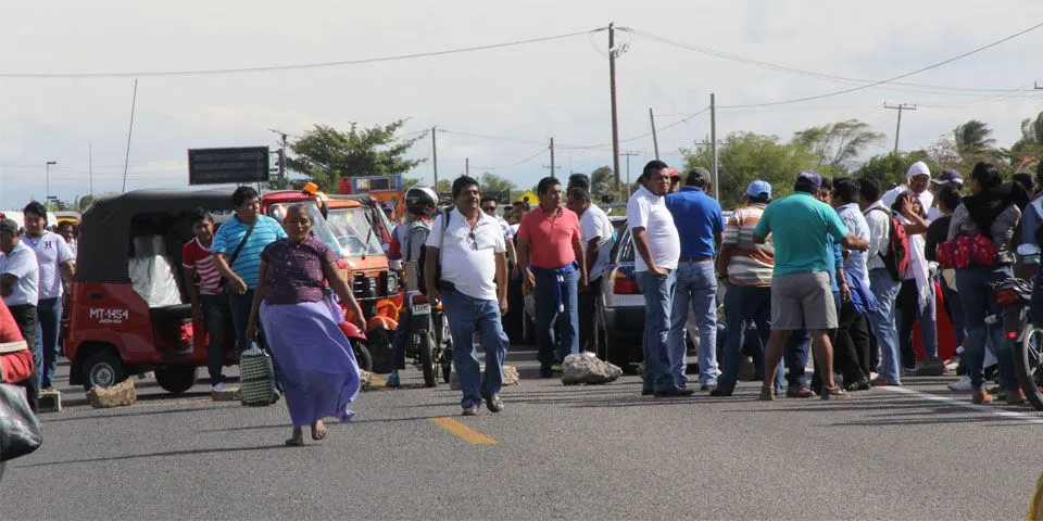 Sección 22 del SNTE bloquea carreteras en Oaxaca