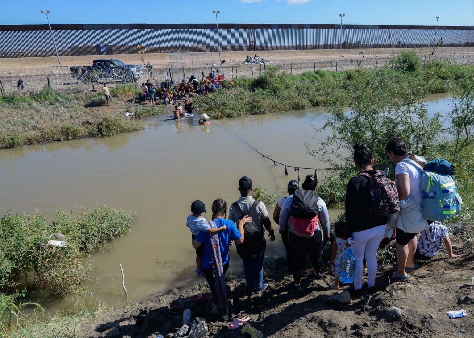 Salvan a 11 migrantes en el río Bravo