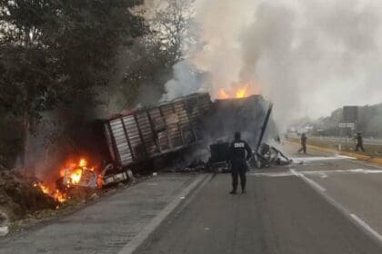 Se incendian unidades tras choque en carretera