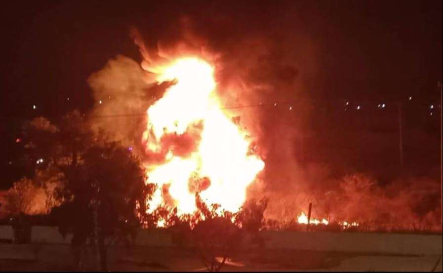 Explota camioneta huachicolera en Hidalgo; muere una persona
