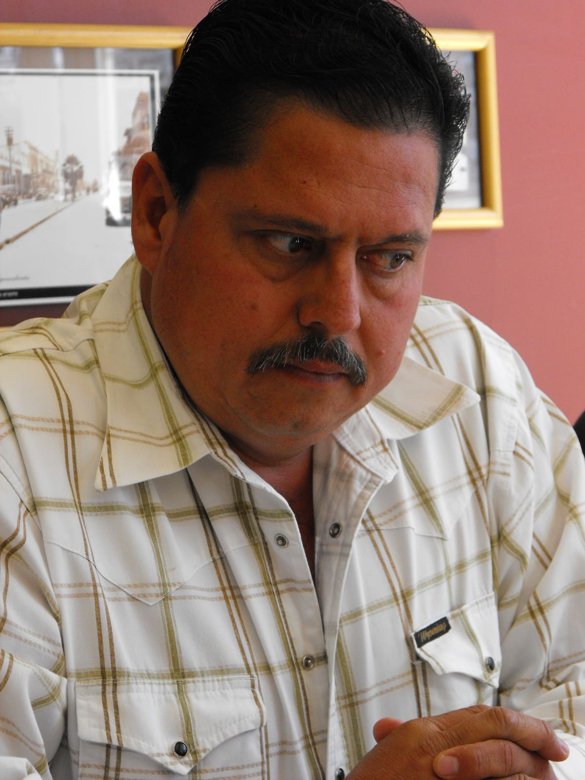 Perdió la vida Felipe Hinojo Alonso, reconocido dirigente social y defensor de los vehículos de procedencia extranjera a través de la Unión Campesina Democrática (UCD). El defensor social habría fallecido a causa de problemas renales y diabetes, mismos que se complicaron. La noche del viernes 2 de febrero, cerca de las 9 de la noche, en el Hospital General de Zona número 2 del IMSS, habría fallecido Felipe Hinojo, víctima de problemas renales y diabetes. Fue a través de las redes sociales de la Unión Campesina Democrática de San Francisco del Rincón, Guanajuato (UCD), que se reportara el fallecimiento de este líder social, quien fuera dirigente de esta misma organización en Aguascalientes. A través de una esquela firmada por la dirigente de la UCD de Guanajuato, María Fernanda Mejía Rodríguez, publicada a través de la red social Facebook, fue que se dio a conocer el fallecimiento de Felipe Hinojo, “gran amigo, padre, compañero, líder y defensor de los derechos humanos”, según se lee en dicha esquela. Descanse en paz Felipe Hinojo.