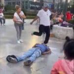 Comerciantes golpean a hombre frente a Bellas Artes