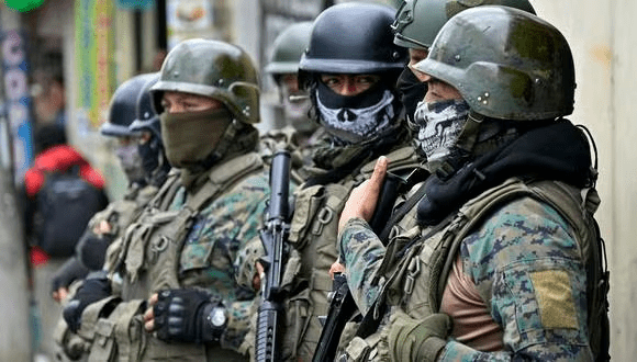 Condenan por terrorismo a adolescente que lanzó un explosivo contra un edificio en Ecuador