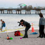 Una niña muerta y otro menor en estado grave tras caer en un agujero en playa de Florida