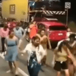 Automovilistas bailan "Payaso del Rodeo" tras quedar varados