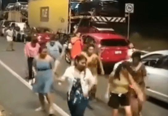 Automovilistas bailan "Payaso del Rodeo" tras quedar varados