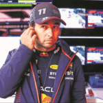 "Checo" Pérez sufre pequeño "incendio" en pretemporada de F-1
