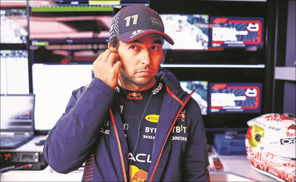 "Checo" Pérez sufre pequeño "incendio" en pretemporada de F-1
