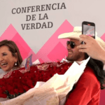 "El Patrón" regala ramo "buchón" a Xóchitl Gálvez