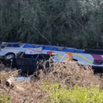 Cae camión de jornaleros a canal hidráulico Alto en Guasave
