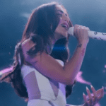 Nicki Nicole se conmueve durante concierto tras truene con Peso Pluma