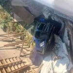 Automóvil cae en zanja frente a Plaza Artz; reportan 2 muertos