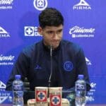 Uriel Antuna pide disculpas por besar el escudo de Cruz Azul