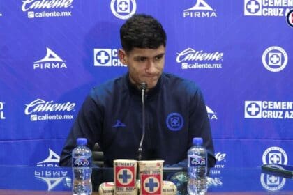 Uriel Antuna pide disculpas por besar el escudo de Cruz Azul