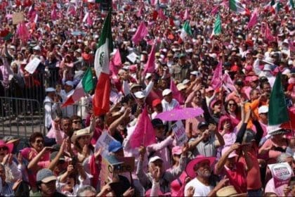 Marcha por la Democracia desborda Zócalo capitalino