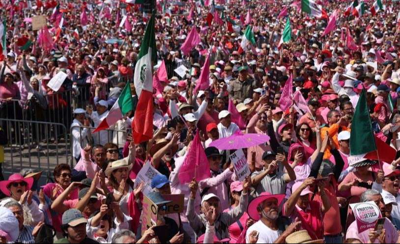 Marcha por la Democracia desborda Zócalo capitalino
