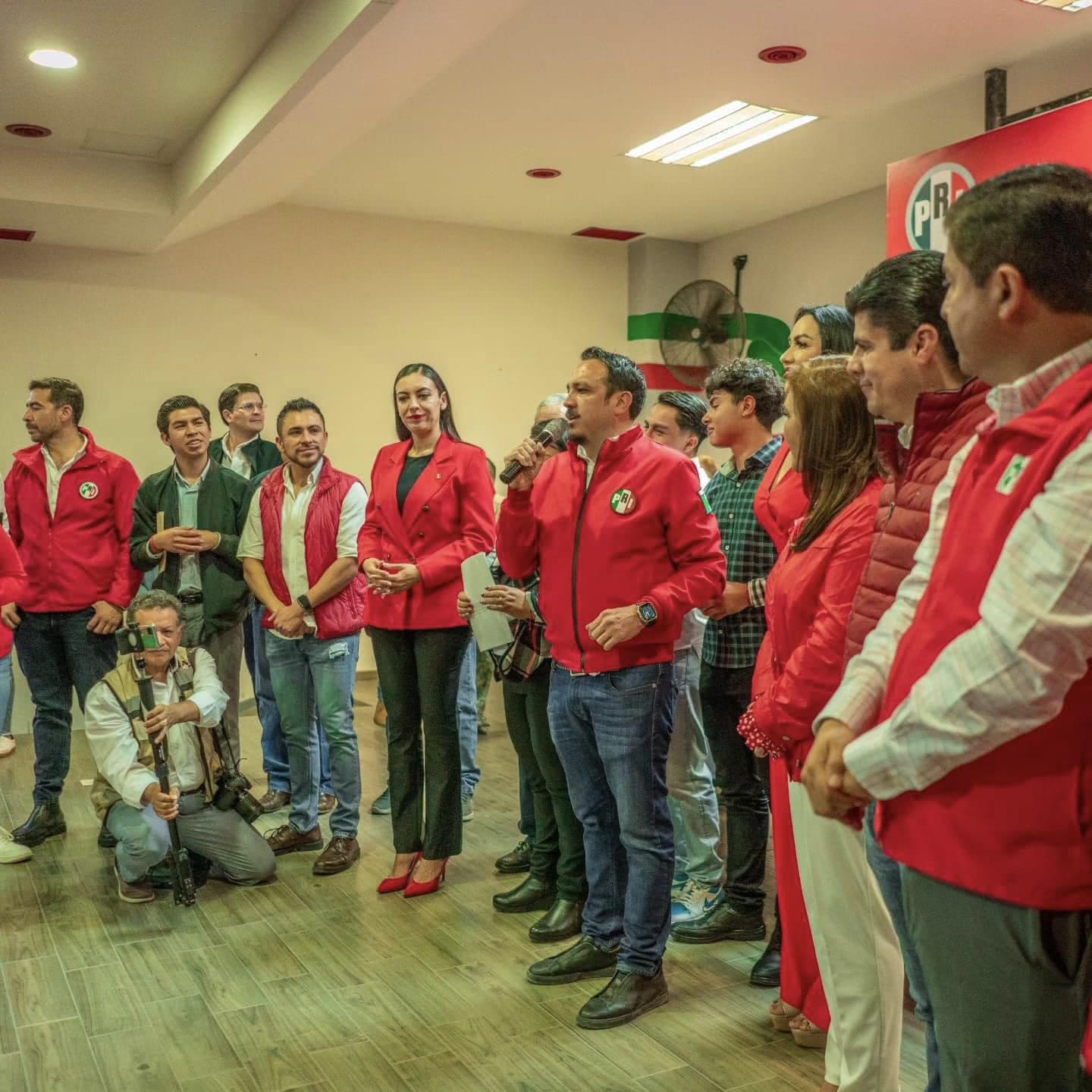 Registra PRI a sus precandidatos locales