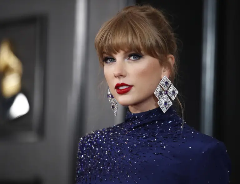 Taylor Swift aterriza en Los Ángeles en la víspera del Super Bowl, tras su show en Tokio