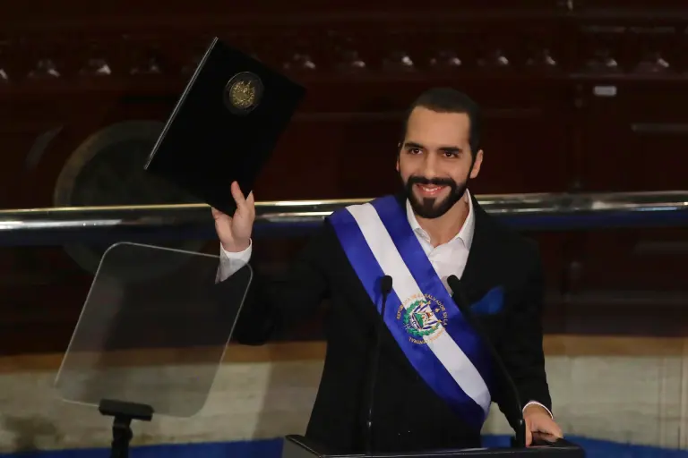 Bukele, primer presidente reelegido en democracia en El Salvador pese a la Constitución