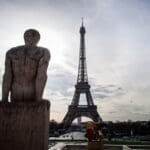 Los coches no volverán a pasar junto a la Torre Eiffel, promete la alcaldesa de París