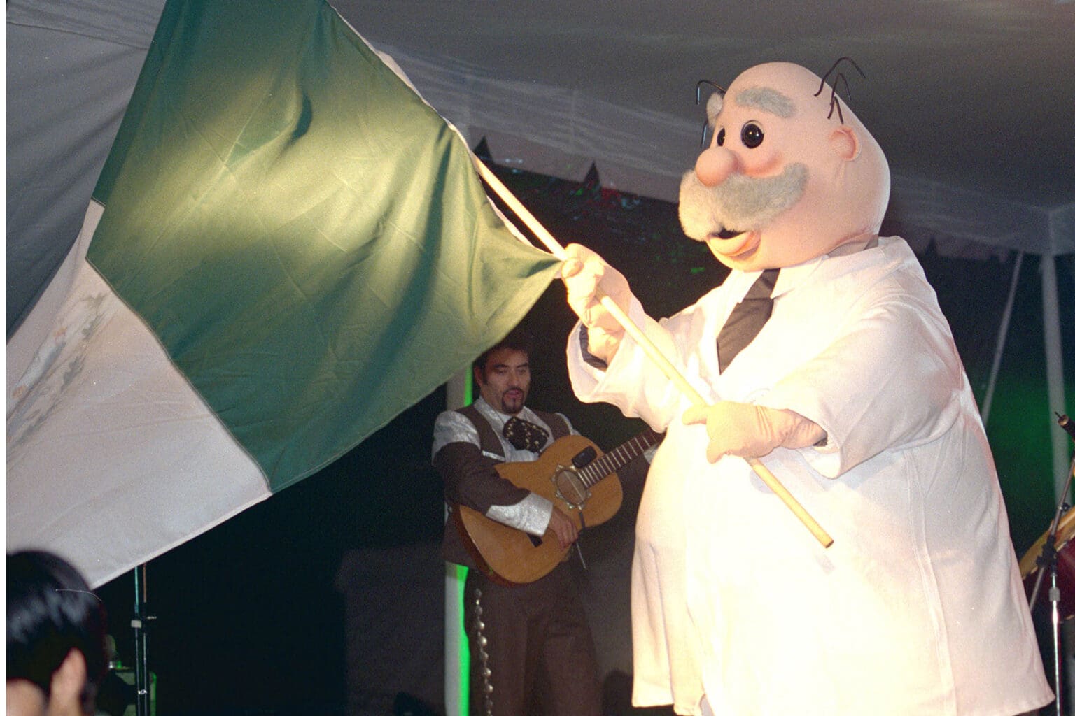 La botarga del Dr Simi anuncia su retiro y usuarios reaccionan