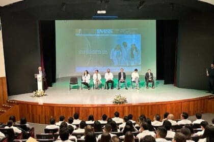 IMSS se hace de más especialistas