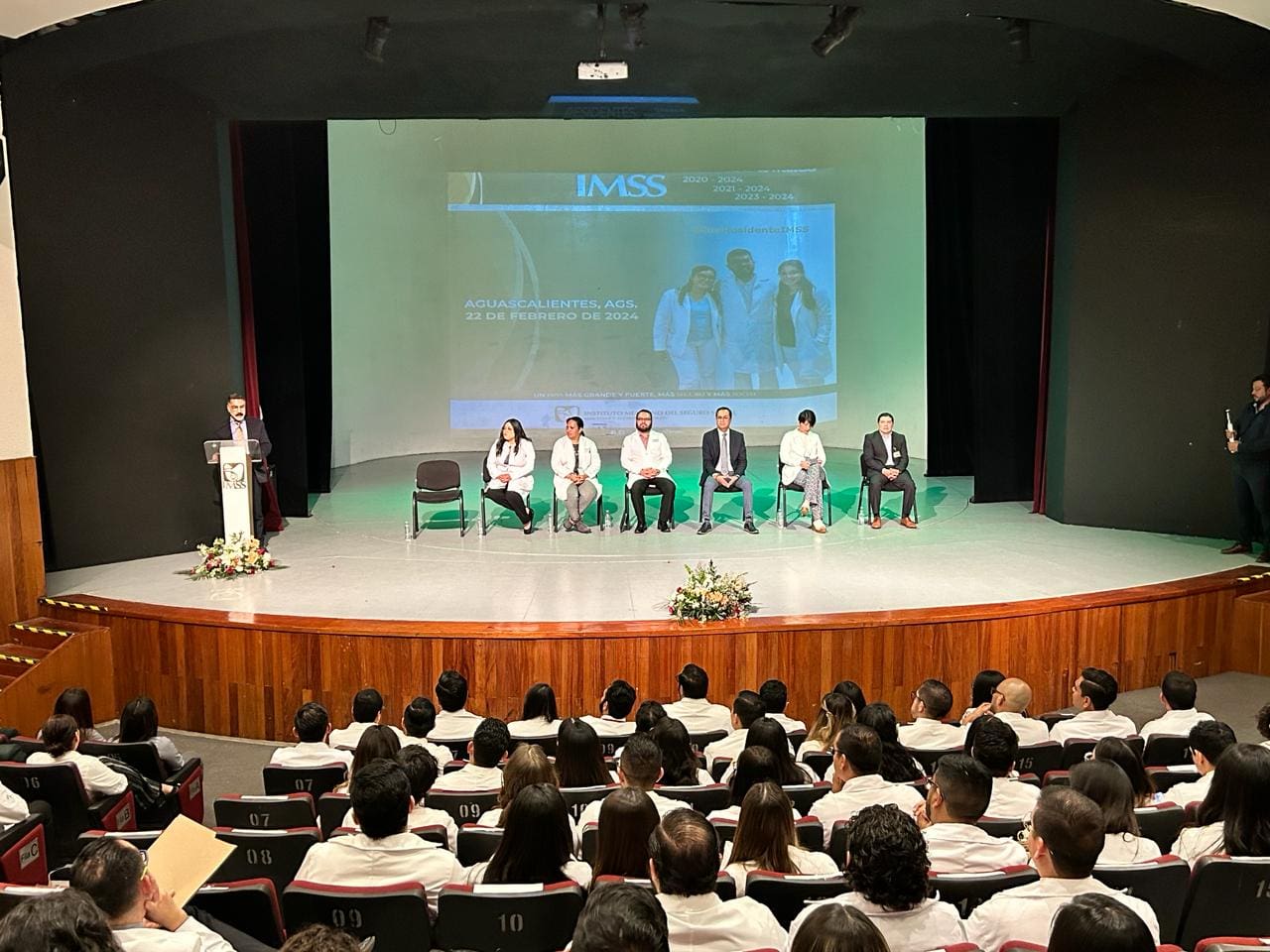 IMSS se hace de más especialistas