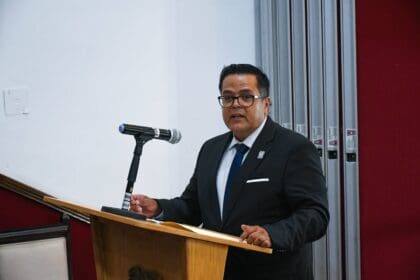 Tras denuncia de Berenice Romo, diputado asegura que él ejerce los recursos en favor de la población