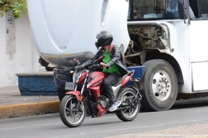 Para prevenir delitos piden engomado para motocicletas