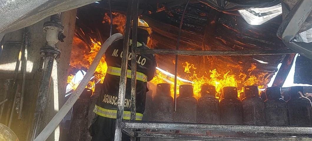 Unió esfuerzos Municipio capital para controlar incendio en planta de gas en San Pancho