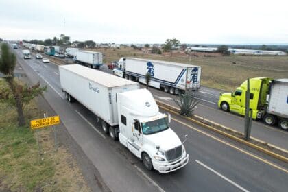 Amagan transportistas con un nuevo paro
