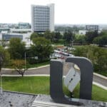 Aún sin terminar de investigar y castigar a los autores de la Estafa Ponzi, la Universidad Autónoma de Aguascalientes dio a conocer este viernes dos nuevas inversiones fraudulentas a largo plazo con recursos propios de la UAA por valor de 135 millones de pesos, por las cuales ya se han interpuesto denuncias ante la FGR y la Fiscalía Anticorrupción. Las inversiones a largo plazo deberían de empezar a dar rendimiento en el 2028 y el 2029, pero la empresa se declaró en quiebra, lo que originó que se realizaran las demandas para rescatar el patrimonio universitario y como el mismo caso Ponzi, la rectora dijo que se irá hasta las últimas consecuencias. La rectora Yesenia Pinzón, en breve entrevista posterior a la rueda de prensa en donde se dieron a conocer estas inversiones bursátiles, dijo a HIDROCÁLIDO que el mensaje a la comunidad universitaria es de tranquilidad, porque no se tiene ningún riesgo financiero en estos momentos, eso es importante aclararlo, dijo y hay certeza en ese sentido, además de que la UAA irá con todas las consecuencias como ya lo ha referido en casos anteriores, “informando lo que podamos informar al respecto de los avances”. Durante la conferencia, la máxima autoridad de la Casa de Estudios informó de esos dos casos más de inversión a largo plazo, “los cuales a partir de información que hemos obtenido este mismo mes han comenzado a representar un riesgo importante para nuestra institución, por ello ya se han iniciado trabajos conjuntos desde las diversas áreas de la Universidad involucradas y con la asesoría de especialistas en la materia, a fin de llevar las acciones conducentes que nos permitan recuperar el capital, que insisto, procede de recursos propios”. Refirió que la UAA llevó a cabo inversiones exitosas con los recursos generados por la propia institución, “sin tocar en ningún momento las partidas que nos extienden los gobiernos Federal y Estatal para la operación diaria de nuestra Casa de Estudios”. Agregó que en lo que respecta a la situación actual y a partir de las investigaciones internas y externas que están en curso, así como a la exhaustiva revisión de las normativas y procesos financieros, “es nuestro deber informar que contamos con varias inversiones vigentes a las que se tiene que dar especial seguimiento, de ellas se han detectado tres situaciones distintas, algunas inversiones están operando con normalidad, están reportando rendimientos y no presentan ningún riesgo para la Universidad, otra, como ustedes ya saben, se encuentra en incumplimiento y hemos estado avanzando en las diligencias legales correspondientes para la recuperación del patrimonio”. Añadió que finalmente existen dos casos más de inversión a largo plazo, los cuales “a partir de información que hemos obtenido este mismo mes han comenzado a representar un riesgo importante para nuestra institución, por ello ya se han iniciado trabajos conjuntos desde las diversas áreas de la Universidad involucradas y con la asesoría de especialistas en la materia, a fin de llevar las acciones conducentes que nos permitan recuperar el capital, que insisto procede de recursos propios”. La rectora reiteró su compromiso con la rendición puntual de cuentas a la comunidad universitaria conforme vayan avanzando las investigaciones y procedimientos referidos; asimismo, reiteró que vamos a llegar hasta las últimas consecuencias en estos casos por todos los medios e instancias conducentes. El secretario general, José Manuel López Libreros, presentó una relatoría más detallada de los casos problemáticos y negó que el anterior secretario general se haya retirado por no compartir la visión acerca de la Estafa Ponzi. ANÁLISIS PROFUNDO DE INVERSIONES: LÓPEZ LIBREROS López Libreros dijo que se ha llevado un análisis profundo de las inversiones que ha llevado a cabo la Universidad y sobre ello, “queremos redundar en la información acerca de las acciones que hemos estado realizando a partir de las investigaciones en curso”. Precisó que desde que se detectó la problemática de la inversión bursátil ya conocida -Estafa Ponzi- realizada con recursos propios por el monto de 200 millones de pesos, la institución se dio a la tarea de evitar cualquier tipo de instrucción para la contratación de nuevas inversiones, identificar los mecanismos para garantizar el pago en tiempo y forma, de las inversiones ya existentes y blindar a la institución a través de la revisión de los procesos de adquisición de este tipo de valores. Mencionó que todo lo anterior se hizo con el objetivo de asegurar que el manejo del patrimonio de la Universidad se encuentra sustentado, seguro, minimizando los posibles riesgos en las inversiones de capital. Además de las acciones requeridas de carácter preventivo, se suministró a las autoridades competentes toda la información con la que cuenta la institución y acerca del incumplimiento de la inversión multicitada, a efecto de que las instancias correspondientes tanto fiscalizadoras como del mercado de valores puedan llevar a cabo las investigaciones, esclarecer los hechos y deslindar responsabilidades. Comentó que se han llevado a cabo acciones correctivas puntuales por parte de la Máxima Casa de Estudios, como es la reorganización de la jefatura del Departamento de Análisis Financiero y Control de Gestión, así como la Dirección General de Finanzas. Además, se dio vista a la Contraloría Universitaria para los procesos de investigaciones internas. DESVINCULA LA ESTAFA PONZI DE LOS DOS NUEVOS FRAUDES Tocante a las dos nuevas inversiones encontradas con vencimientos en 2028 y 2029, dijo que corresponden a colocaciones con agentes fiduciarios y representantes distintos a los de la inversión que se encuentra en etapa de investigación. Recientemente, a través de una comunicación de la institución fiduciaria, se informó a la UAA que la empresa representante de los tenedores de las inversiones fue declarada en etapa de quiebra por un juez federal en materia mercantil de la Ciudad de México y esta situación deriva en una cuestión de impago generalizado por parte de la Sociedad Mercantil. Asimismo, comentó se dará vista a la Contraloría Universitaria para que se realicen las acciones pertinentes en defensa del patrimonio universitario y refrendó el compromiso irrestricto de la institución con la legalidad, la transparencia, la necesidad de esclarecer los hechos y deslindar responsabilidades hasta las últimas consecuencias.